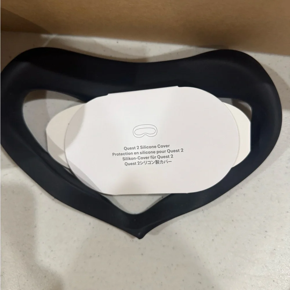 Oculus Quest 2 VR Headset with Charging Station and Travel Case